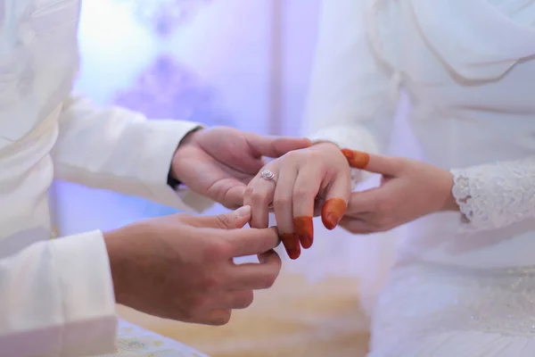 Damat gelin eline yüzük taktı.
