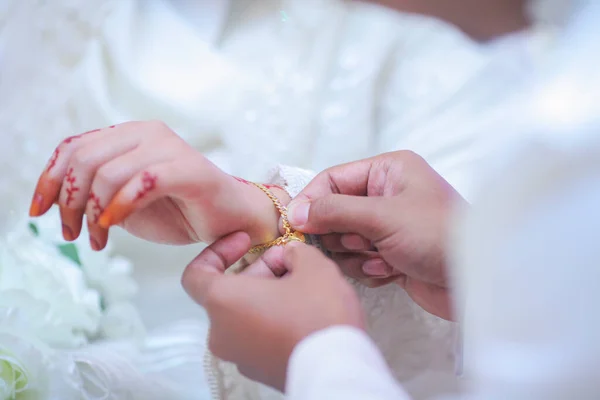 Groom Put Jewelry Bride Hand — Stock Photo, Image