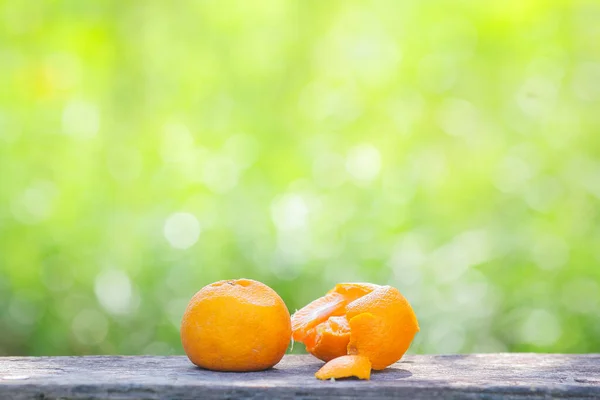 Fruit Orange Tranche Sur Fond Bois Vert Mise Point Sélective — Photo