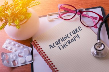 Akupunktur ile ilgili not defterine steteskop Tıbbi kavram olarak terapi sözcükleri