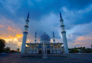 Mescidi Negeri Shah Alam 'ın günbatımı ya da resmi adıyla Sultan Salahuddin' in Camii Abdul Aziz Şah..