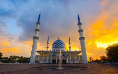Mescidi Negeri Shah Alam 'ın günbatımı ya da resmi adıyla Sultan Salahuddin' in Camii Abdul Aziz Şah.