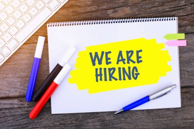 We Are Kiralama Defteri ahşap arka planda ve Modern Bilgisayar Klavyesinde. Üst Görünüm Bileşimi