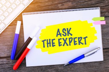 Ahşap arkaplan ve Modern Bilgisayar Klavyesine Uzman Elyazısını Sor Defteri. Üst Görünüm Bileşimi