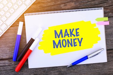 Ahşap arka planda ve Modern Bilgisayar Klavyesinde 