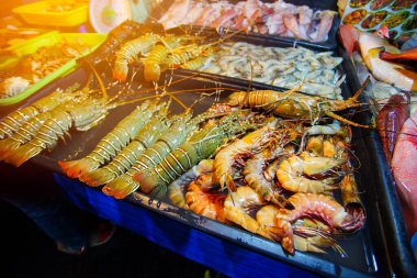 Kota Kinabalu gece pazarında Kota Kinabalu, Sabah Borneo, Malezya 'da ızgara deniz ürünleri çeşitliliği. Seçici odak, sığ DOF
