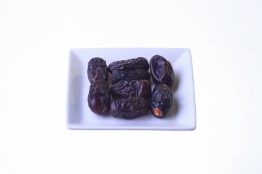 Kurumuş tarihler beyaz arkaplanda izole edildi