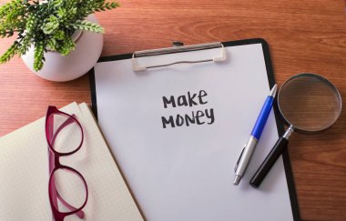 Kağıt üzerinde yeşil bitkilerle ve tükenmez kalemle para kazanmak