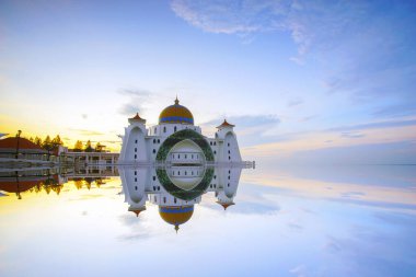 Günbatımında Malacca Boğazı Camii 'nin görkemli manzarası
