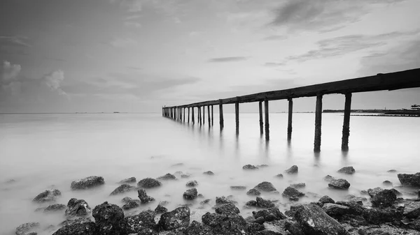 Dlouhá Expozice Záběr Staré Rozbité Mola Během Pastelového Západu Slunce — Stock fotografie