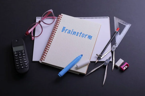 Parola Brainstorming Sul Taccuino Sul Tavolo Nero — Foto Stock