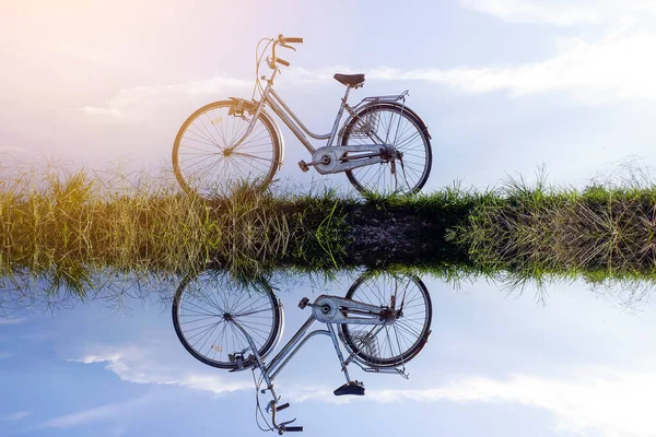 Reflejo Vieja Bicicleta Vintage Con Cielo Azul Dramático Fondo — Foto de Stock