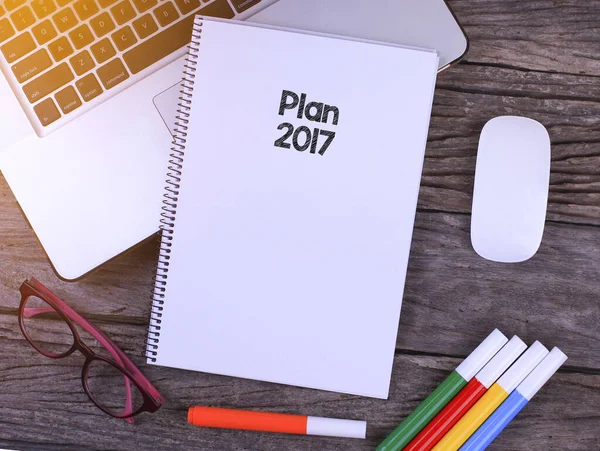 Notebook Writing Plan 2017 Kantoortafel Met Laptop Koffiebeker Glazen — Stockfoto