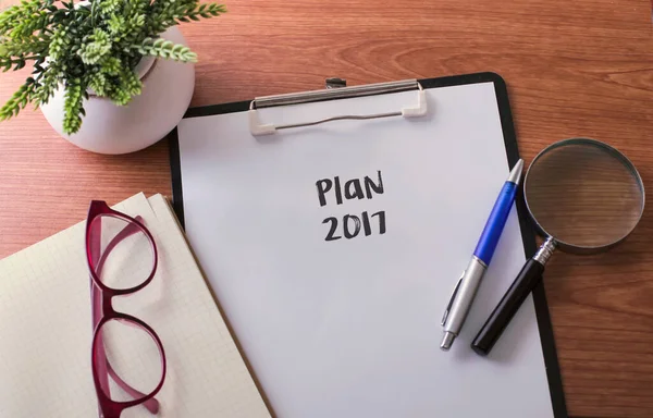 Plan 2017 Woord Papier Met Glazen Balpen Groene Plant — Stockfoto