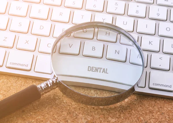 İş konsepti: Bilgisayar klavyesinde DENTAL