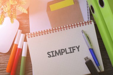 Ofiste bitki, usb sürücüsü ve gözlüklü çalışma alanı olan masaya 