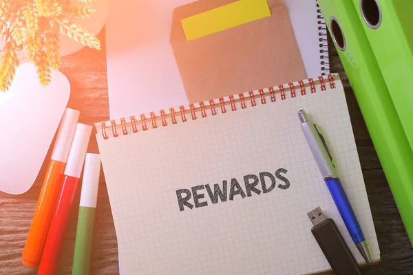 Notebook Che Scrive Rewards Sul Tavolo Con Spazio Lavoro Ufficio — Foto Stock