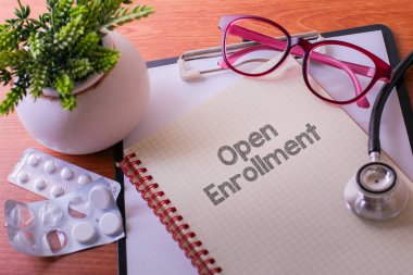 Tıbbi konsept olarak açık kayıt kelimelerini içeren not defterindeki steteskop.