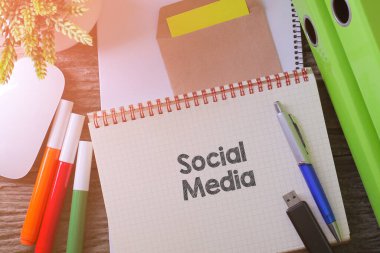 Ofiste çalışma alanı, bitki, USB sürücüsü ve gözlüklü 