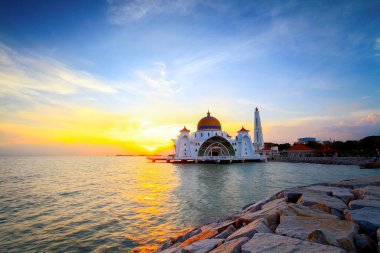 Günbatımında Malacca Boğazı Camii 'nin görkemli manzarası