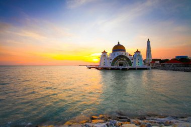 Günbatımında Malacca Boğazı Camii 'nin görkemli manzarası