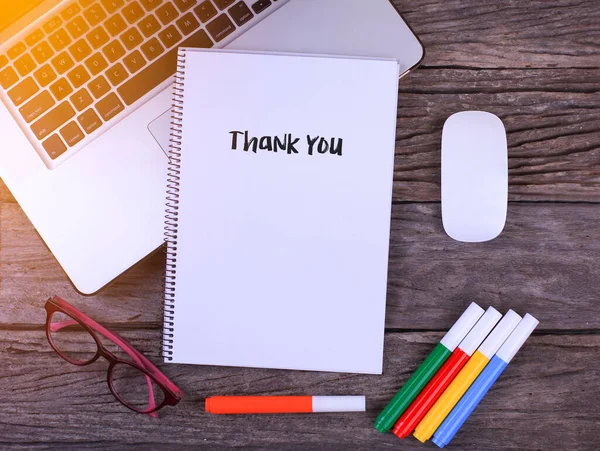 Escritura Cuadernos Gracias Mesa Oficina Con Portátil Taza Café Vasos — Foto de Stock