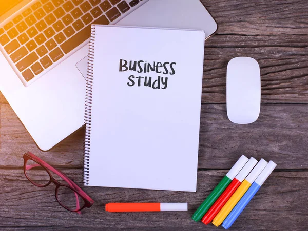 Notebook Schrijven Business Study Kantoortafel Met Laptop Koffiebeker Bril — Stockfoto