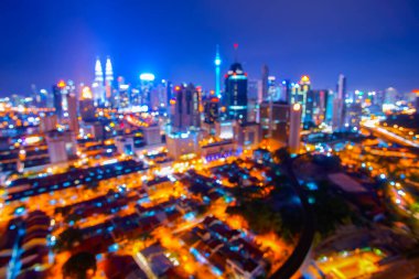 Gece vakti Kuala Lumpur şehrinin bulanık görüntüsü