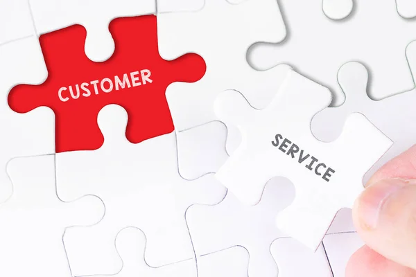 Kadın eli ve kayıp bulmaca CUSTOMER SERVICE Kelime