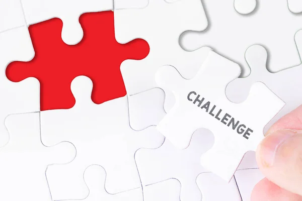 Kadın eli ve kayıp bulmaca CHALLENGE Kelime ile