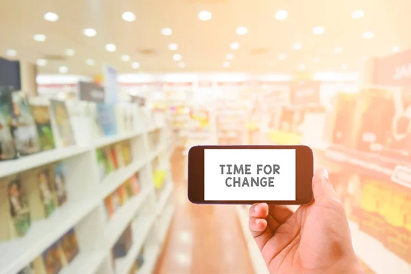 Concepto Negocio Tiempo Cambio Palabra Smartphone Con Biblioteca Segundo Plano —  Fotos de Stock