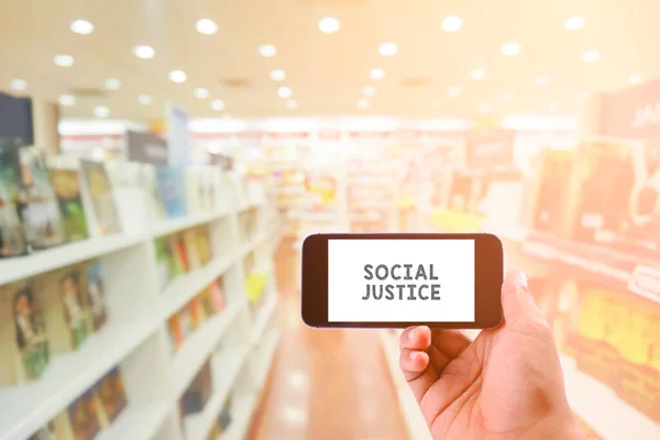 Concepto Negocio Justicia Social Palabra Smartphone Con Biblioteca Segundo Plano —  Fotos de Stock