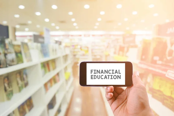 Conceito Negócio Educação Financeira Palavra Smartphone Com Biblioteca Segundo Plano — Fotografia de Stock
