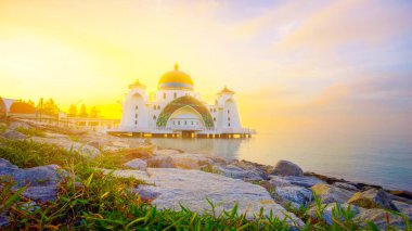 Günbatımında Malacca Boğazı Camii 'nin görkemli manzarası.