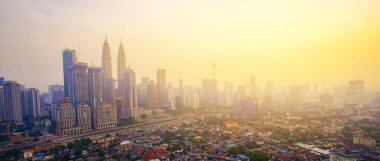 Güneş doğarken Kuala Lumpur şehrinin havadan panoramik görüntüsü