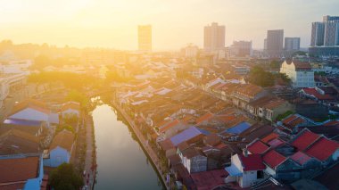 Güneş doğarken Malacca şehrinin Arial manzarası