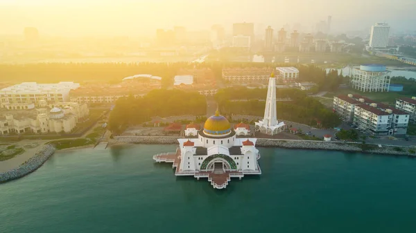 Gün batımında Malacca Boğazı Camii Arial görünümü.
