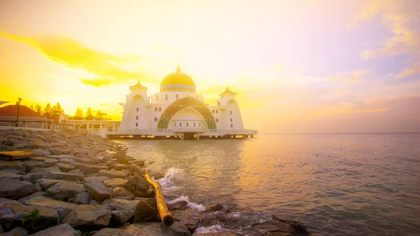 マレーシア マラッカ歴史市の海峡モスク周辺のカラフルな夕日のパノラマビュー — ストック写真