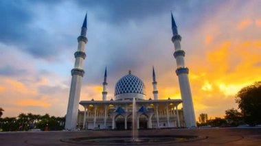 Gün batımında Güzel Şah Alam Camii 'nin 4K Zaman Çizelgesi. Eğim Aşağı Efekti