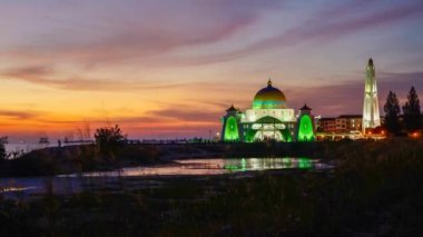 Malacca Boğazı Camii 4k Timelapse (Mescid Selat Melaka), Malacca, Malezya