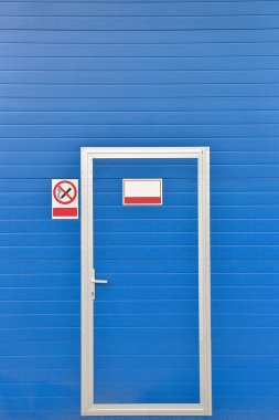 mavi kapı modern Oto yıkama dış. Temizlik kavramı. 