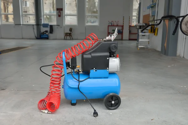 Compresor de bomba azul para lavado de coches, interior. Concepto de limpieza . — Foto de Stock