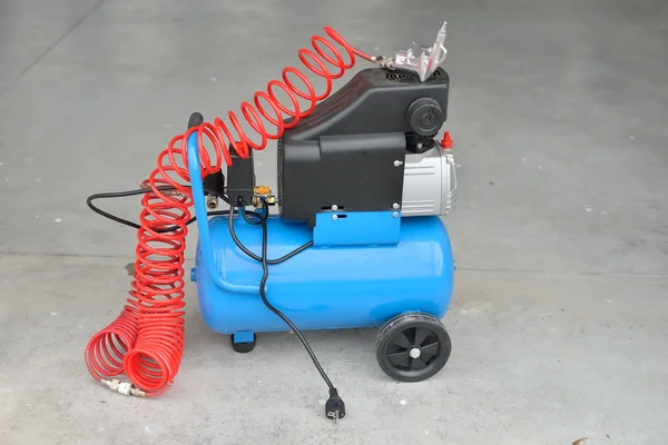 Modrá pumpa kompresor pro mytí auta, krytý. Čistění concept. — Stock fotografie