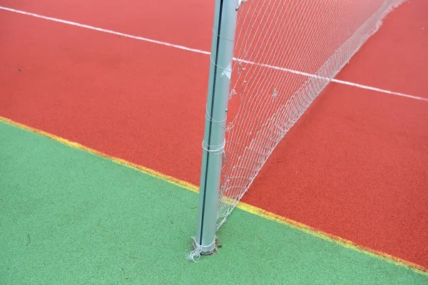 テニスのネットを壊れているゴムのクローズ アップ ビュー。だらしのない土地 — ストック写真