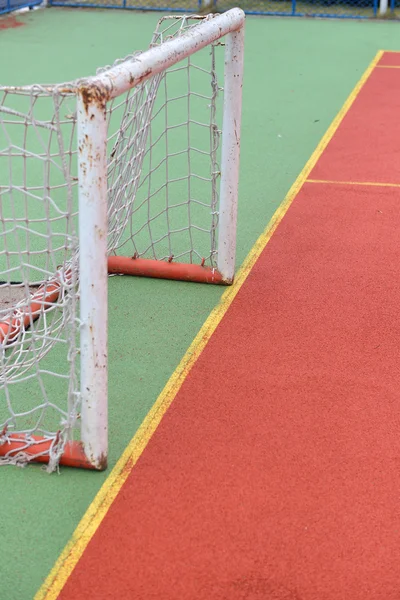 Detail des alten und rostigen Tores des Mini-Fußballs auf einem Fußballplatz — Stockfoto