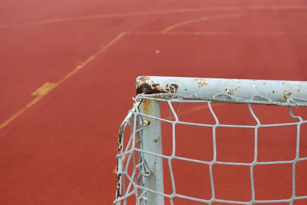 Λεπτομέρεια της παλιάς και σκουριασμένο πύλη του μίνι ποδόσφαιρο στο γήπεδο ποδοσφαίρου — Φωτογραφία Αρχείου