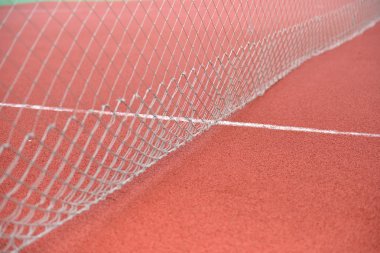 Ayrıntı alanına kırmızı granül rubbe yapılan net Tenis. Seçileceği yer