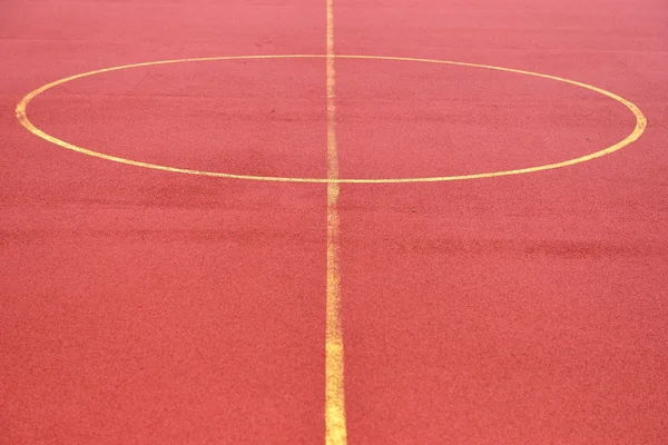 赤い顆粒ゴムから作られたサッカー場です。サッカー フィールド表現 — ストック写真