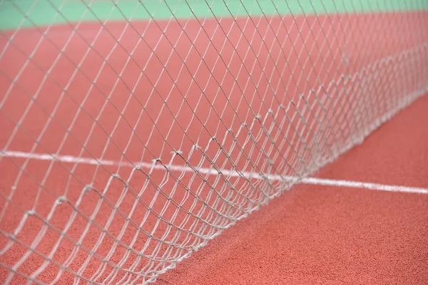 Detail des Netztennis auf dem Feld aus rotem Granulat. selec — Stockfoto