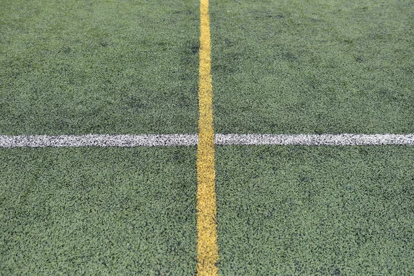 サッカー遊び場で交差する黄色と白い線の詳細. — ストック写真